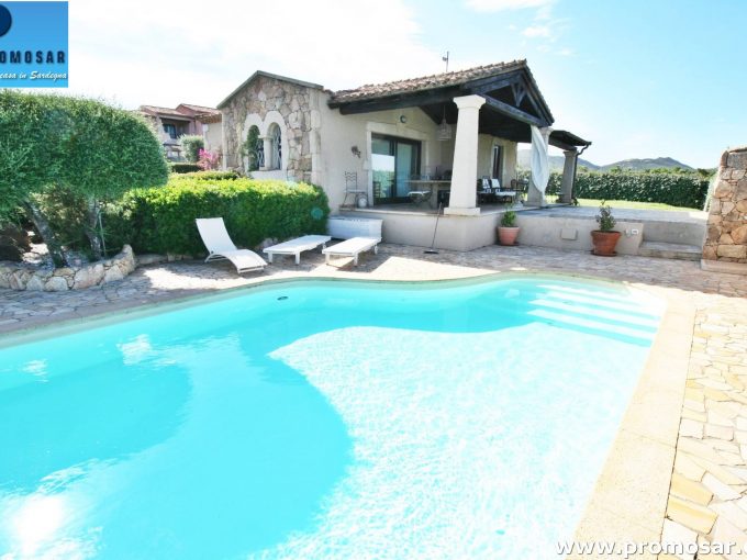 Villa con piscina e vista mare Sardegna